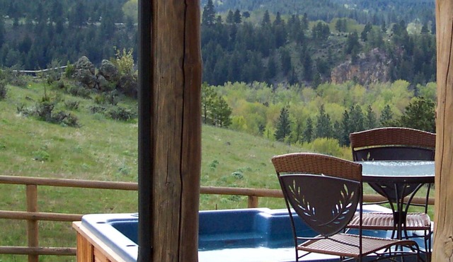 Authentic Quaint Log Cabin w/Stellar Views & Hot Tub in Hamilton