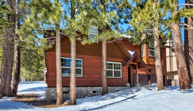 Available for the 4th and Celebrity Golf - Tahoe Chalet Downstairs living