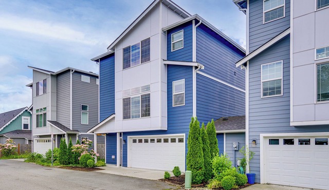 Balcony & Mtn Views! Newly Built Getaway in Monroe in Monroe