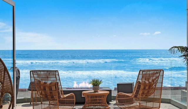 BEACH FRONT BOHO DREAM. Walk to Everything -Great for large Parties LOWER UNIT in Oceanside