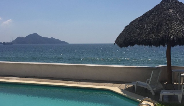 Beachfront 2bed/2bath Condo with Pool in Manzanillo