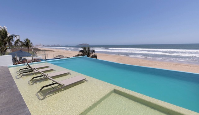 Beachfront Condo With Pool Brand New in Mazatlán