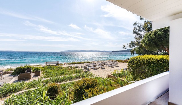 Beachfront villa East with private beach, exceptional 1st line in Le Lavandou