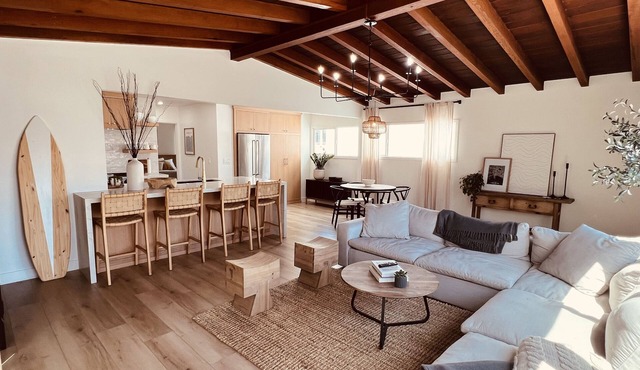 Beautiful 2 Bedroom beach bungalow! Steps to the sand!