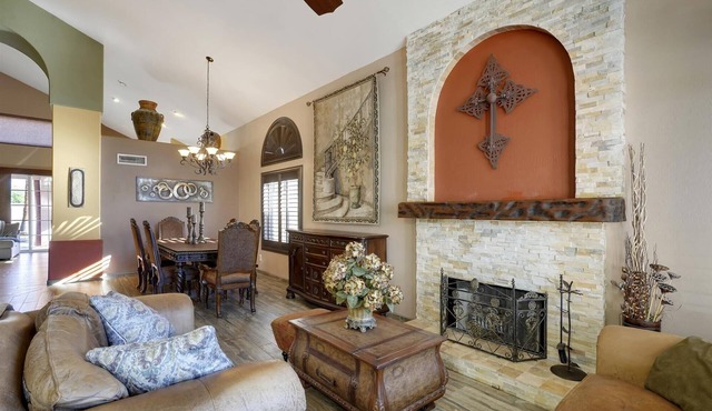 BEAUTIFUL 4 BEDROOM, PRIVATE HEATED POOL, HOT TUB, PET FRIENDLY & GREAT LOCATION