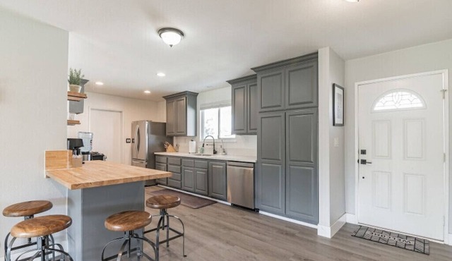 Beautiful 4bd Mini-Farm Stay in Simi Valley with Hot Tub in Simi Valley