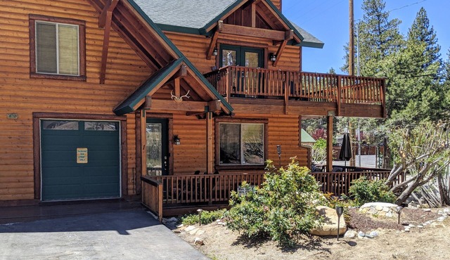 Beautiful Boulder Bay Log Style Home with Hot tub and game room