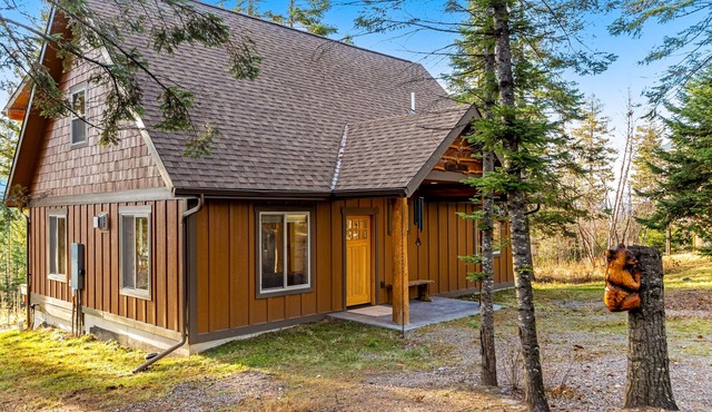 Beautiful cabin overlooking Swan Lake with 2-level deck, fireplace & firepit in Bigfork