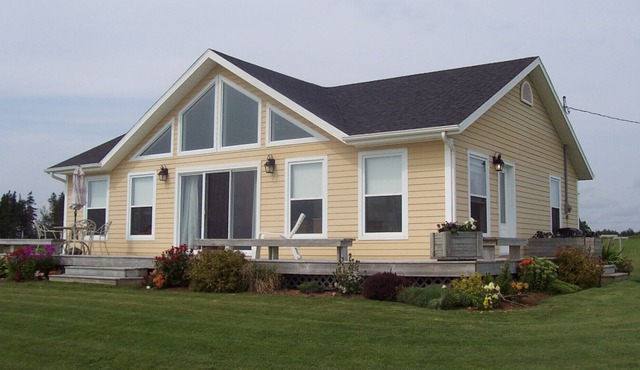 Beautiful Canada Select 4 star ocean front air conditioned beach house in Belle River