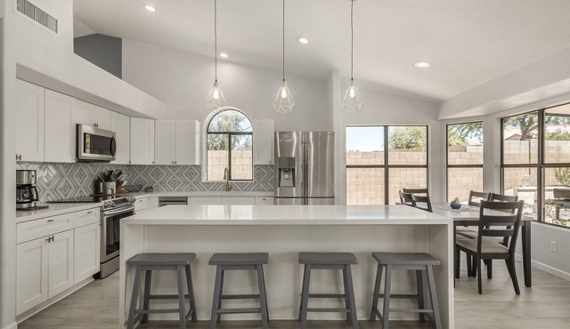 Beautiful Glendale home with FREE HEATED POOL in Glendale