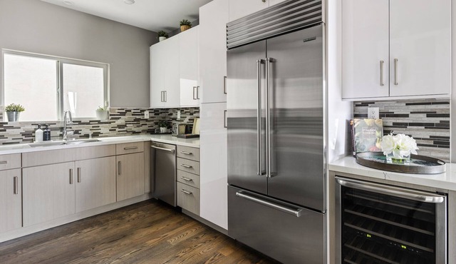 Beautiful Hollywood Hills Villa - Heated Pool, BBQ, Hollywood Sign Views