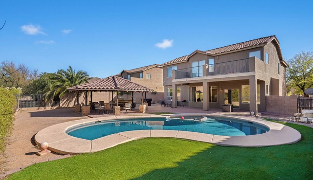 Beautiful large Tucson Gem with your own POOL!