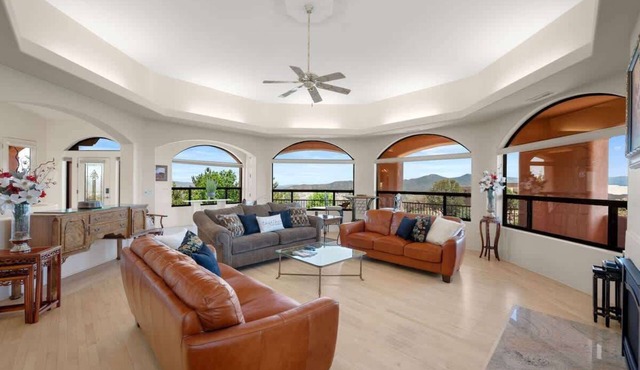 Beautiful Mountain Top Retreat *With a Spa*