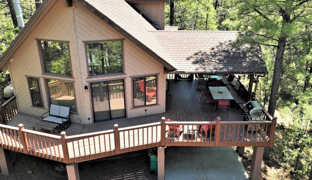 Beautiful Naughty Pines Lodge! 2 Masters, Loft & large deck in Munds Park!