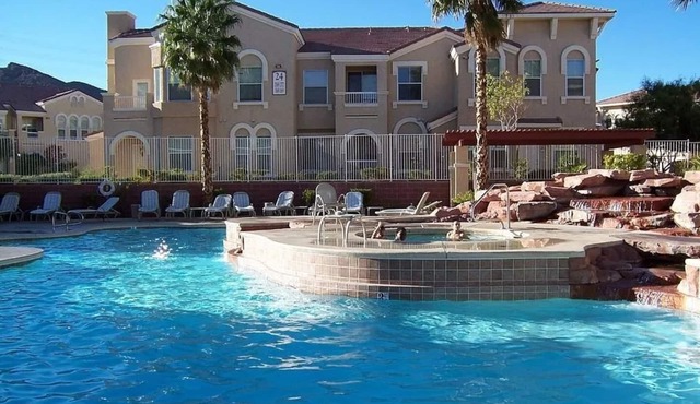 Beautiful one bd next to pool and hiking trails!