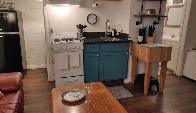 Beautiful Studio, Gated Private Yard, Fast WiFi with Parking