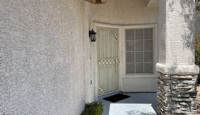 Beautiful Summerlin Location 1-Room in Single Story House