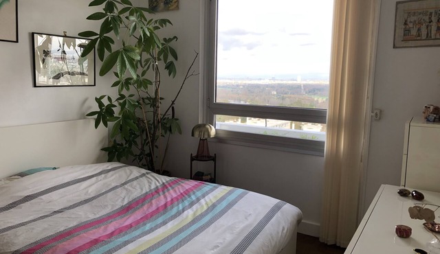 Bel Appartement- Terrasse. Vue Exceptionnelle Paris à 15 mn Train, Tram, bus in Saint-Cloud