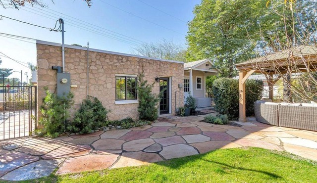 Best Little Guesthouse in Melrose! New Listing!