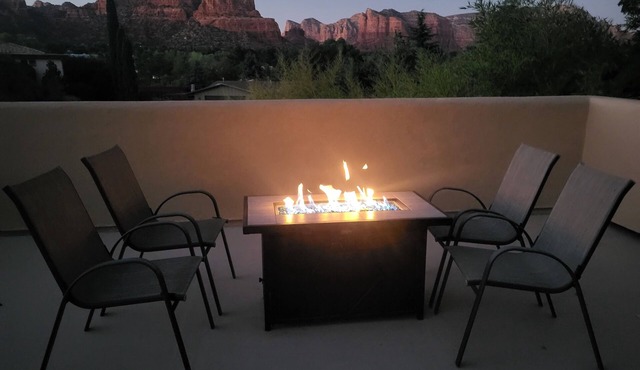 BEST VIEWS! Sleeps 8 Large Balcony, Firepit, Lawn, Patio, Wildlife