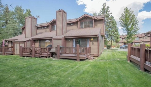 Big Bear Cozy House walking from lake, 2 swiming pools, hot Tubs, Tennis courts
