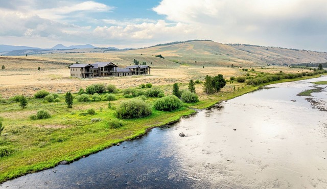 Big Hole Riverfront Luxury Home in Wise River, Montana in Wise River