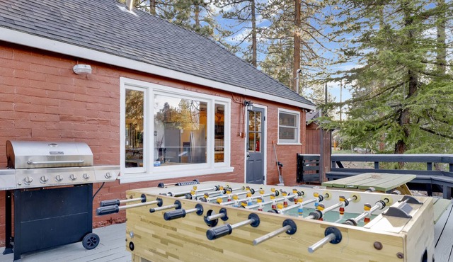 Big Paws Cabin- Boulder Bay Modern Chalet- Foosball