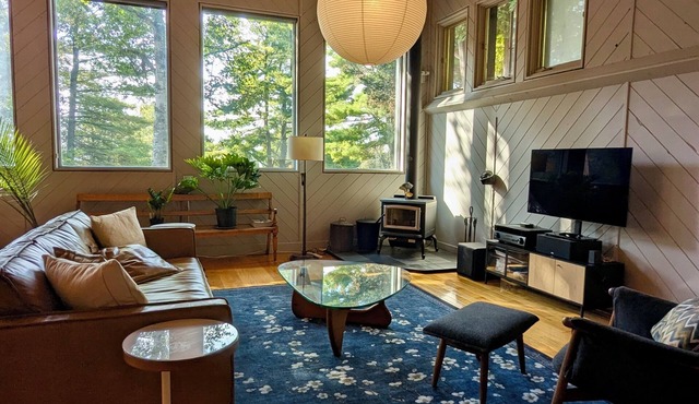 Birch View Studio - A spacious and refined woodland retreat with sauna & hot tub in Brighton