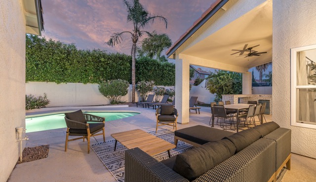 Black Palm! Sparkling Pool, Pool Table, Close To Kierland Entertainment, Newly Designed Beauty!