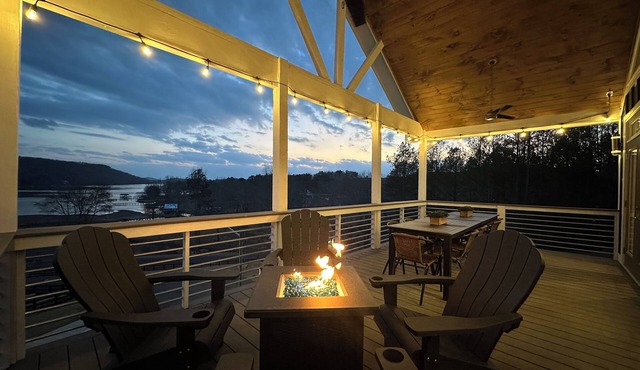 "Blue w/a View" Fall escape w/heated pool, kayaks, private hot tub & fire pit in Cedar Bluff
