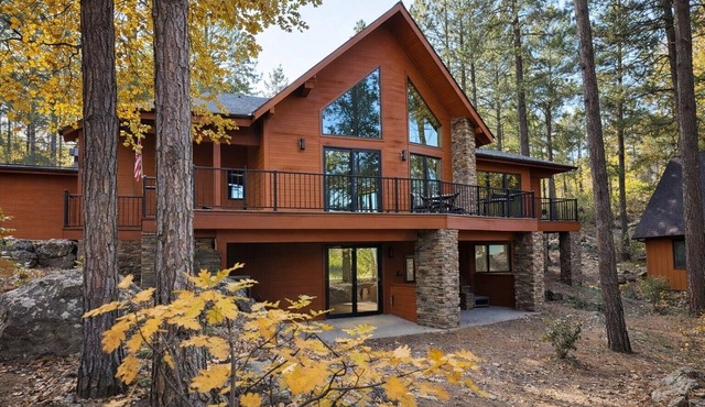 Bluejay Getaway! A Luxury Cabin in Munds Park Pet Friendly 12 guests