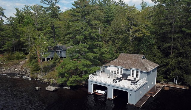 Boathouse Deck! 4Bed 4Bath Cottage on Lake Muskoka! Very Private! in Gravenhurst