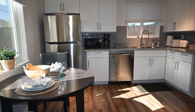 Bright 2BR Home, King and Queen Beds, Fenced Yard, Walk to Downtown Winters in Winters