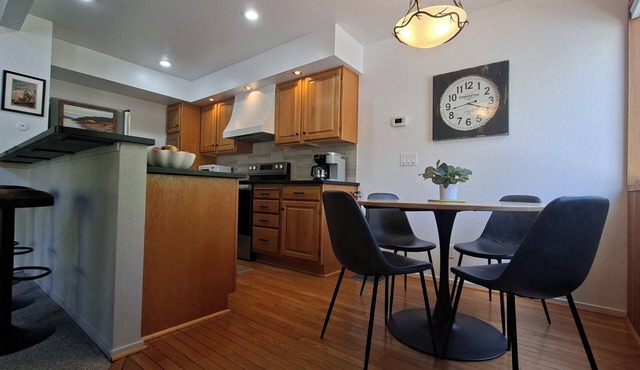 Bright and cozy end unit condo in quiet complex. Pool, courts and near Beach.