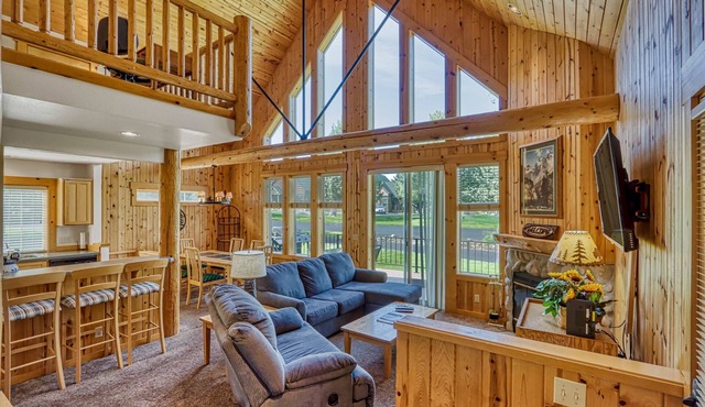 Bright Cabin with Shared Pool, Hot Tub & Resort Amenities in Eagle Crest