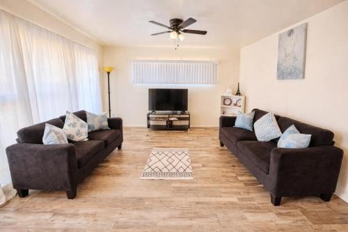 Bright & Cozy Modern Space Near Downtown