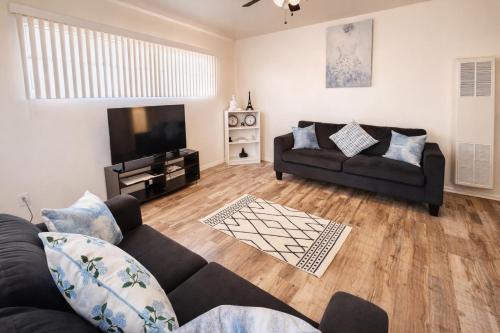 Bright & Cozy Modern Space Near Downtown