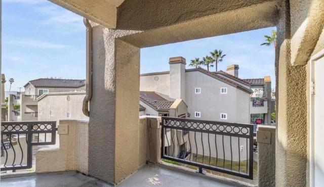 Bright quiet condo. Walk to Beach/town! No car needed! in Huntington Beach