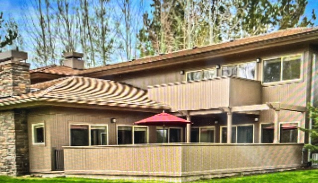 Broken Top Townhome on the 18th Fairway, Large patio, Beautiful view! in Bend