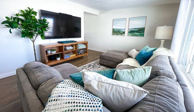 Brooklyn's Cozy Rambler: Modern Comfort in a Prime Location