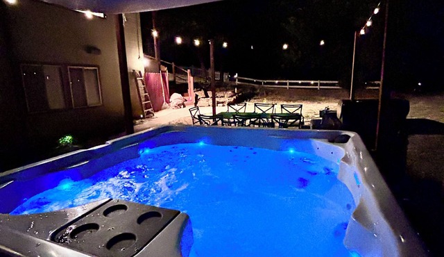 Cabin for 10! Steps to Main st Hot tub/firepit/BBQ