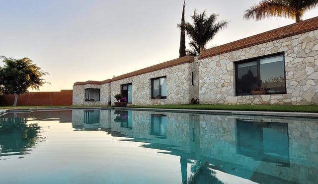 Casa ayuda en cocina habitaciones 22 personas alberca sala de juegos terrazas. in Tenextepec Atlixco
