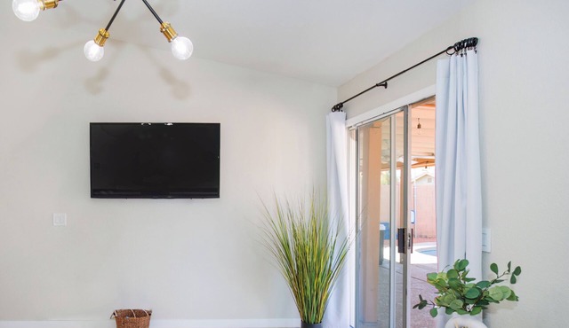 Casa Grande getaway! Modern cozy home with private pool and hot tub!