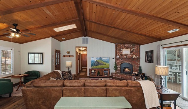 Central Air Conditioning! HOT TUB! Firepit! Decks! Large Fenced Yard!