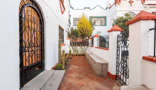 Central House with 4 Bedrooms and Parking in Puebla