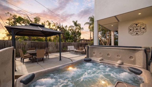 Central Location Gym Hot Tub Villa in San Diego