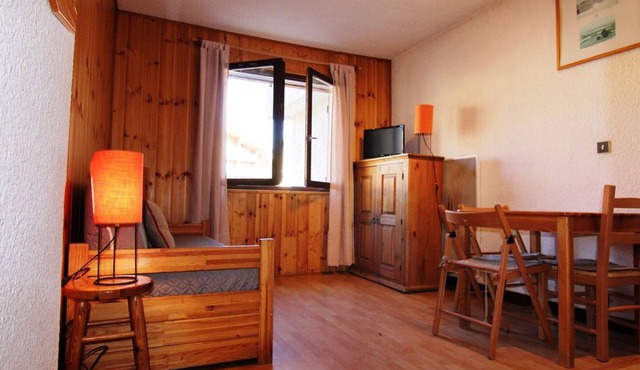 Central Studio for 4 with Ski-In Access and Amenities in L'Alpe d'Huez in Huez