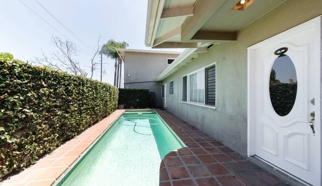 Centrally located in Long Beach, between LA and Orange County-with dipping Pool.