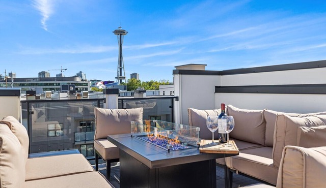 Centrally located, modern Seattle townhome breathtaking SpaceNeedle views! in Seattle