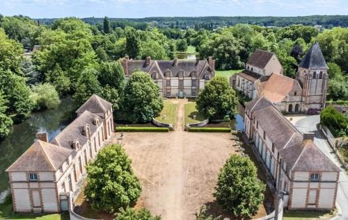 Château Studio With Water Views in Saint-Lubin-des-Joncherets